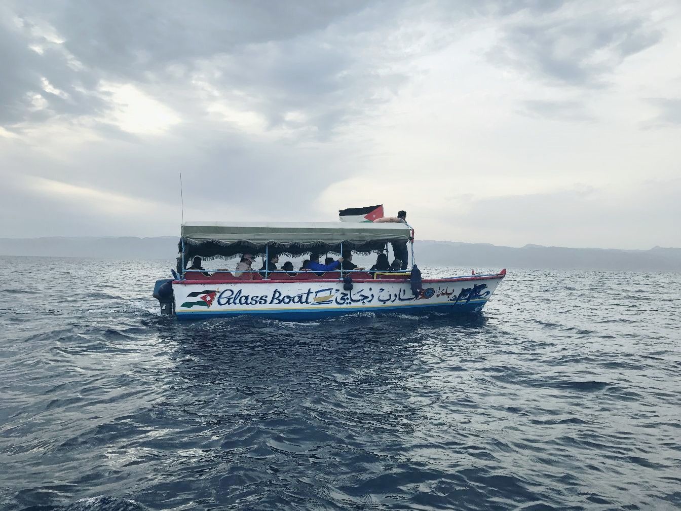 约旦的这一片海域提供一种玻璃底的船，就是大家在船上围坐一圈，透过玻璃底，看船下的珊瑚和之前沉在这片海