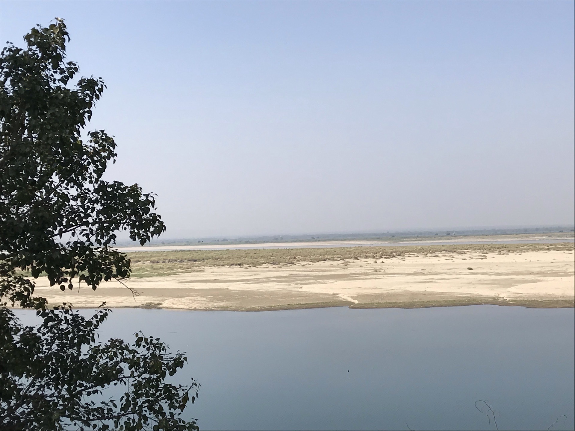 伊洛瓦底江 这个是缅甸的第一河流，和我们中国的黄河流域长江一样，它穿越整个缅甸，一直到仰光然后流入大