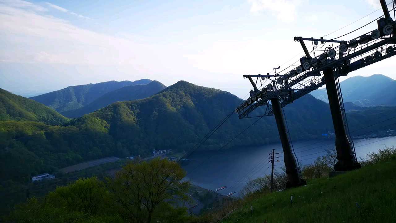 因为乘缆车（每人8OO円），到山顶看了“榛名湖”全景，所以，下了缆车后，开车只是围了“榛名湖”转了一