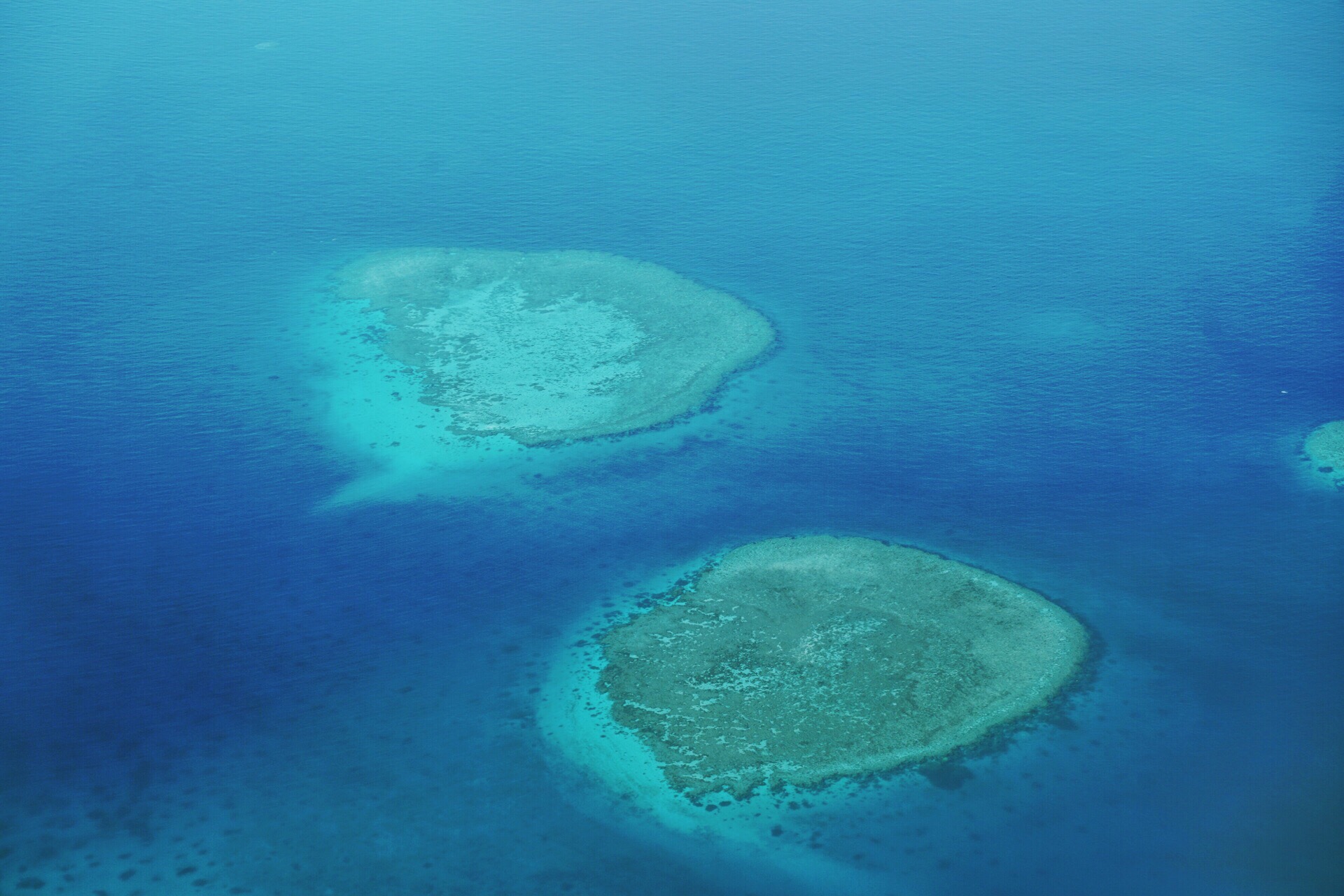 南太平洋上的法属海岛新喀里多尼亚，被称为离天堂最近的地方。主岛是世界上最大的、被列入世界遗产的潟湖。