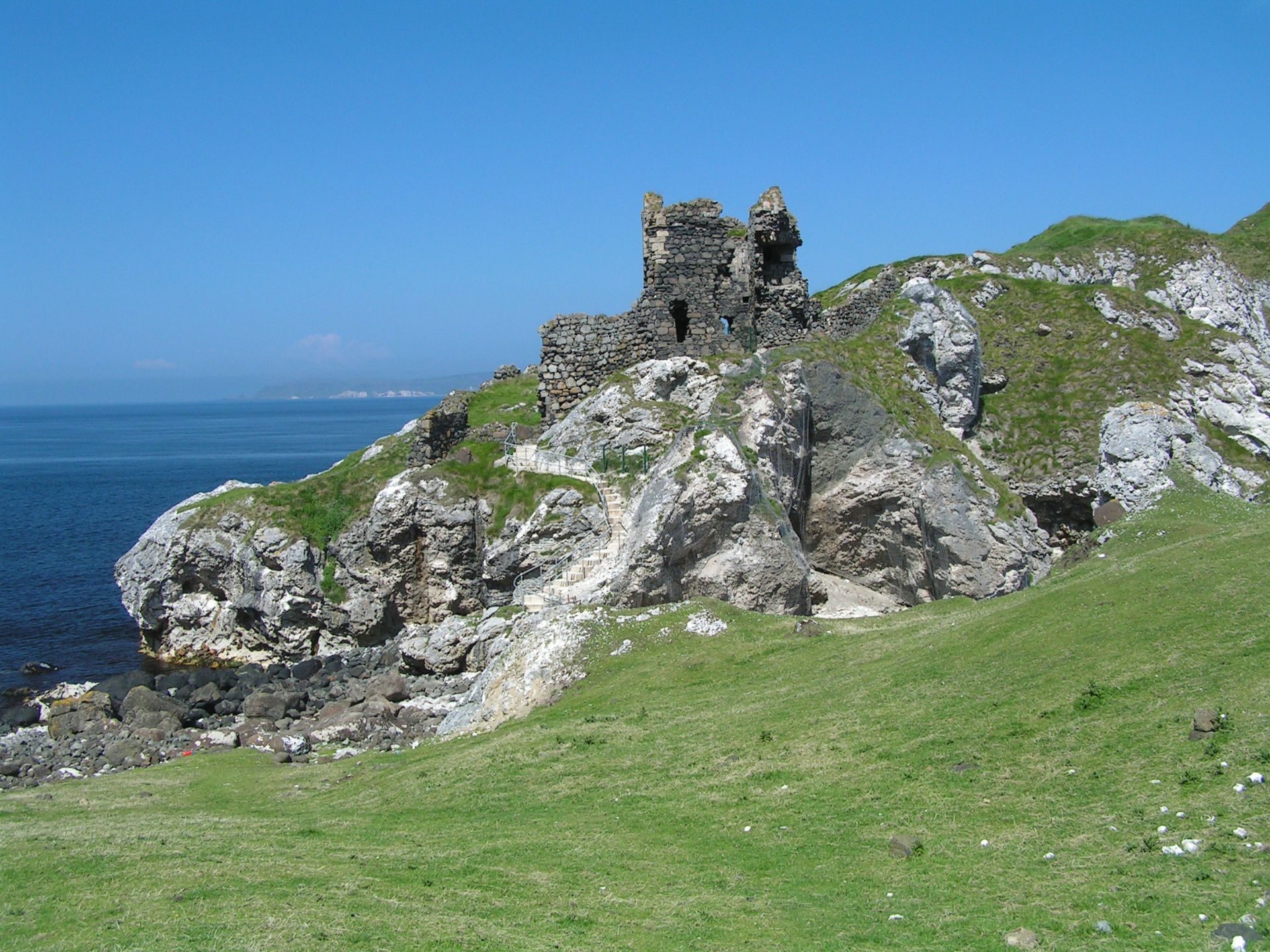 Kinbane小城堡位于北爱尔兰安特里姆郡，在一条长而狭窄的石灰岩岬角上，伸向大海，距离通往巴林托伊