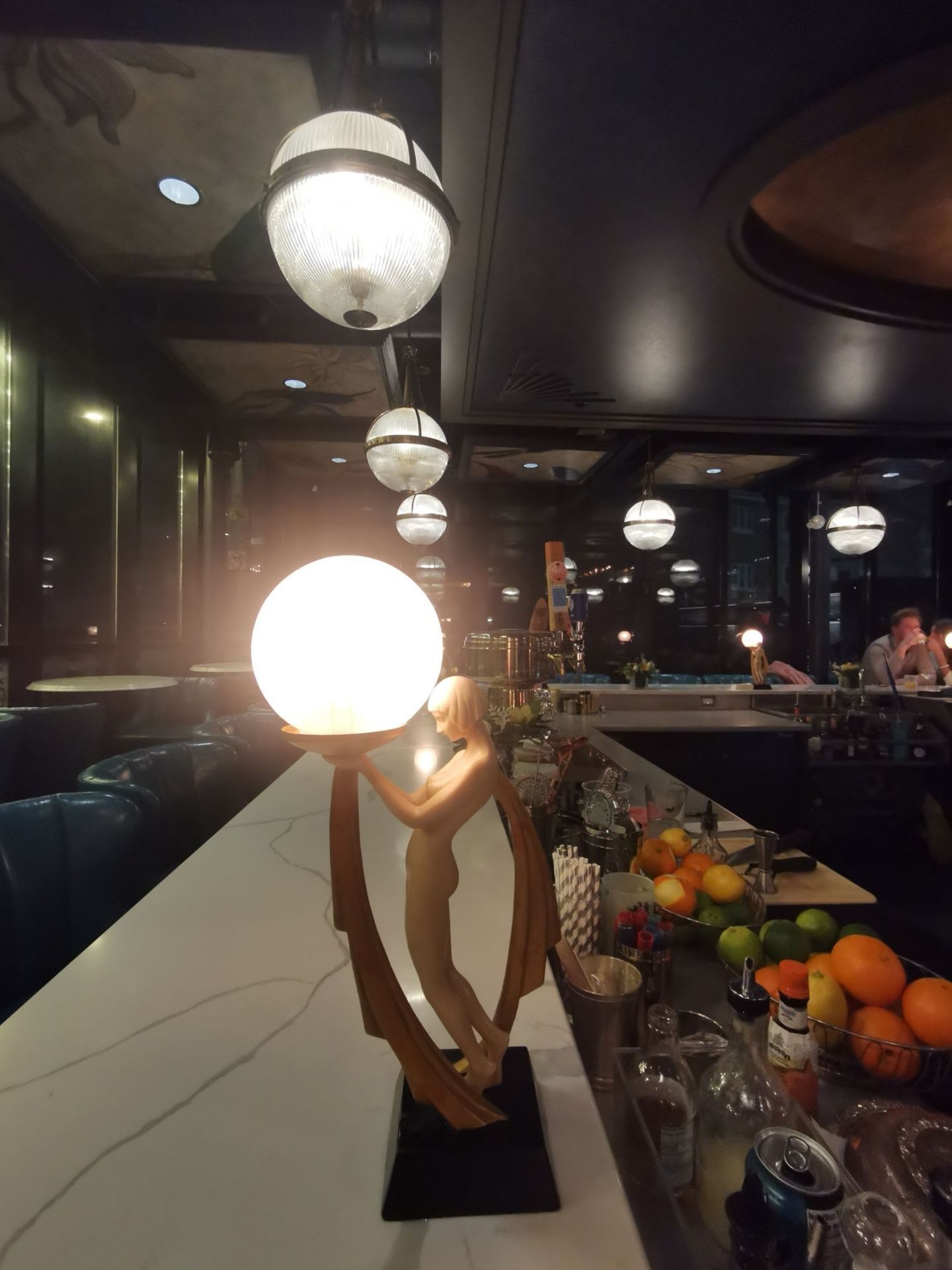 滑铁卢的LOLOAN餐厅，位于滑铁卢市区主街道，看上去像西餐厅，但餐厅内主营亚洲菜，除刀叉外居然配了