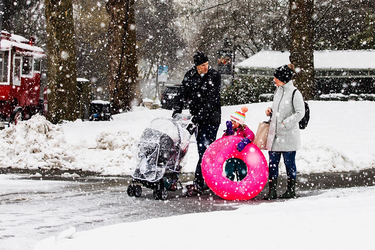 2019年二月初正式中国春节时期，西雅图遇到了几十年来最大的暴雪，在暴雪之中，这一家人尽情地享受大雪