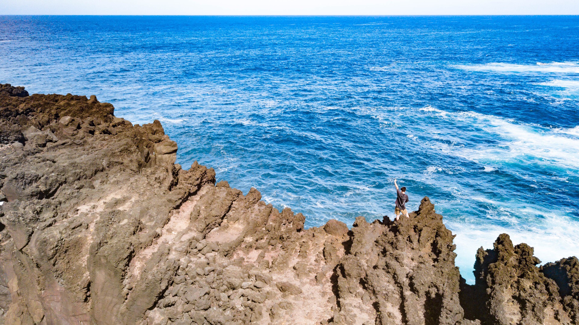 法国的恐怖山崖可以吞噬巨浪，一脚踏入海中便万劫不复！