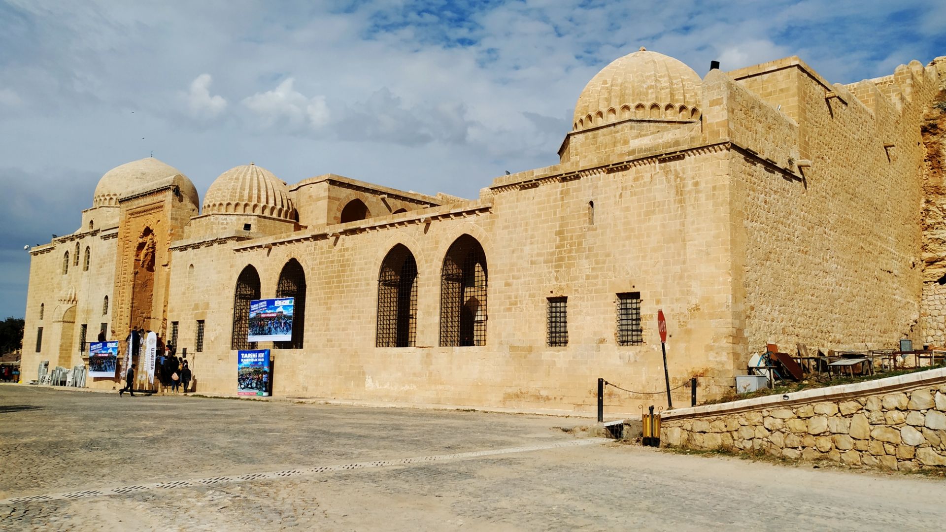 马尔丁的Kasimiye神学院这座神学院由两座覆盖在卡斯姆帕夏和她的妹妹的陵墓上的穹顶组成。这里的亮