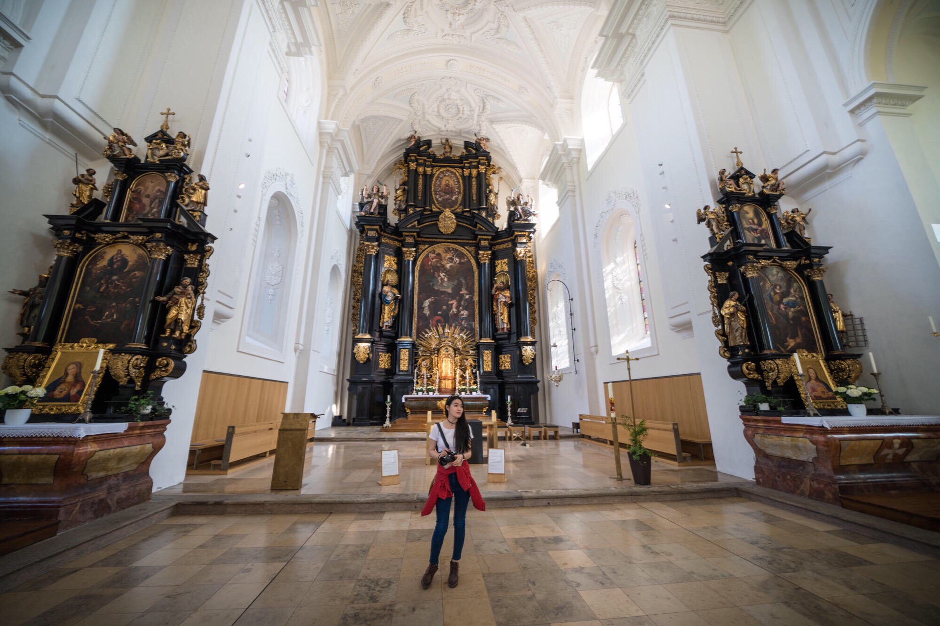 教堂里拥有世界上最大的管风琴，有17974根管子，音色恢弘。南侧廊中的螺旋楼梯通往新主教宫殿，里面的