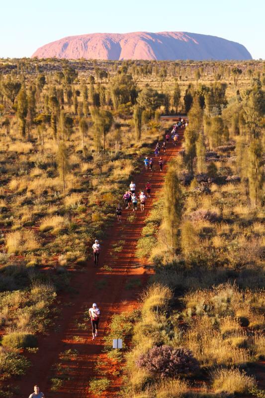 澳大利亚乌鲁鲁马拉松，用脚步丈量红土中心的美！  自2010年首次举办以来，‘乌鲁鲁马拉松’已成为澳
