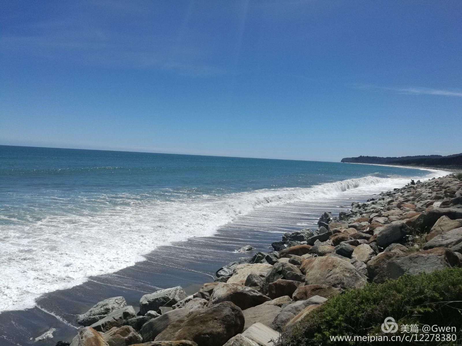 布鲁斯贝海滩（Bruce Bay）又被称为白石沙滩，是新西兰最受欢迎的十大情侣海滩之一。  --这里