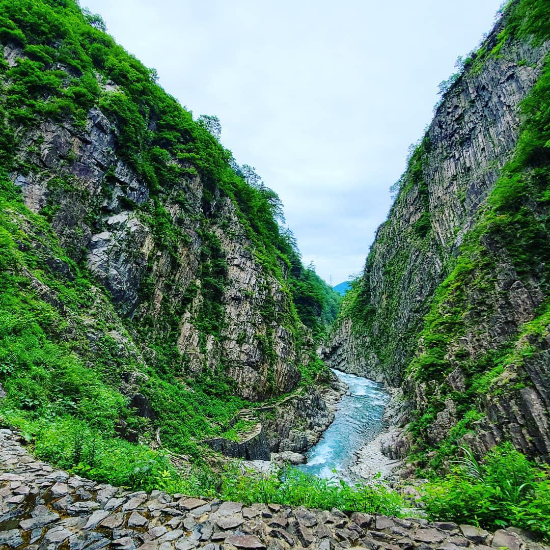 日本三大溪谷之一 日本的三大溪谷除了大家所熟知的黑部峡谷和大杉谷之外，就要数到清津峡了。清津峡在日本