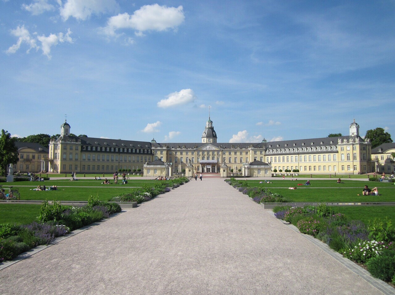 一座巴洛克与新古典主义结合的宫殿，分为王宫花园和巴登州博物馆两个部分，是这座城市的奠基人边疆伯爵卡尔