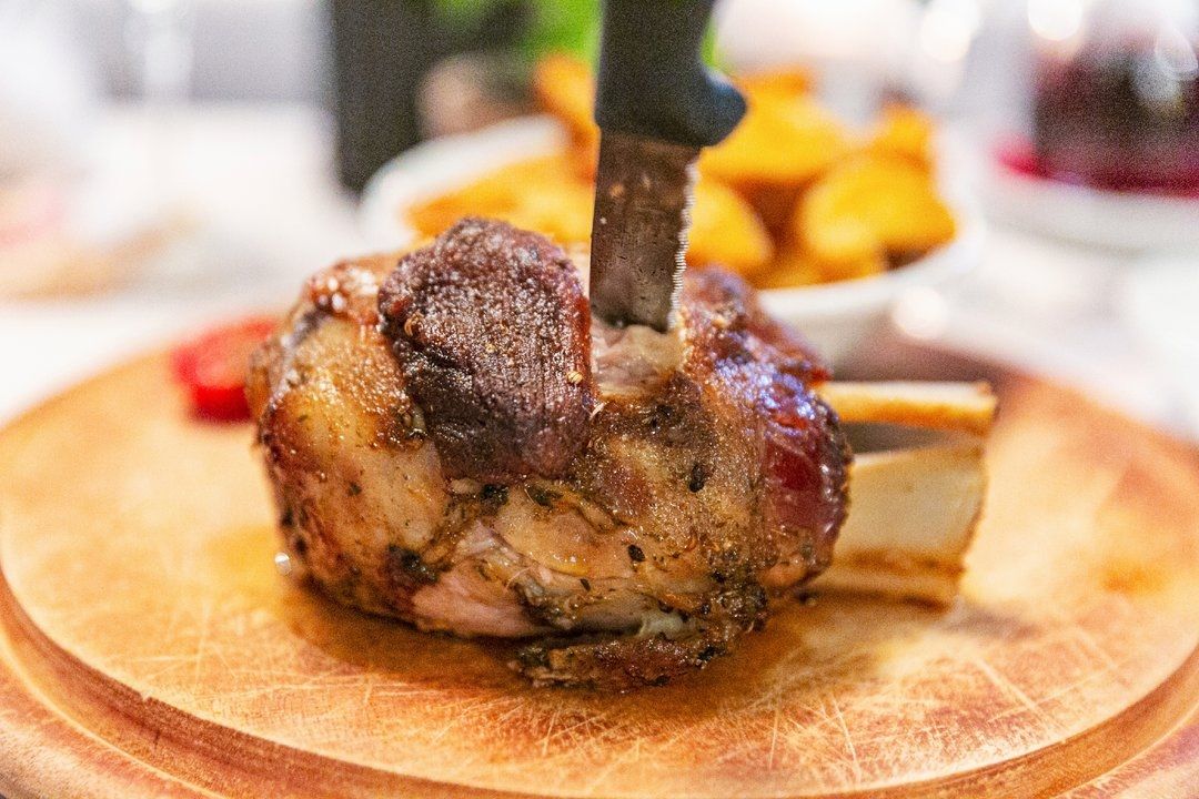 #博尔扎诺美食推荐#大口吃猪肘的餐厅  Forsterbrau central餐厅，位于博尔扎诺老城