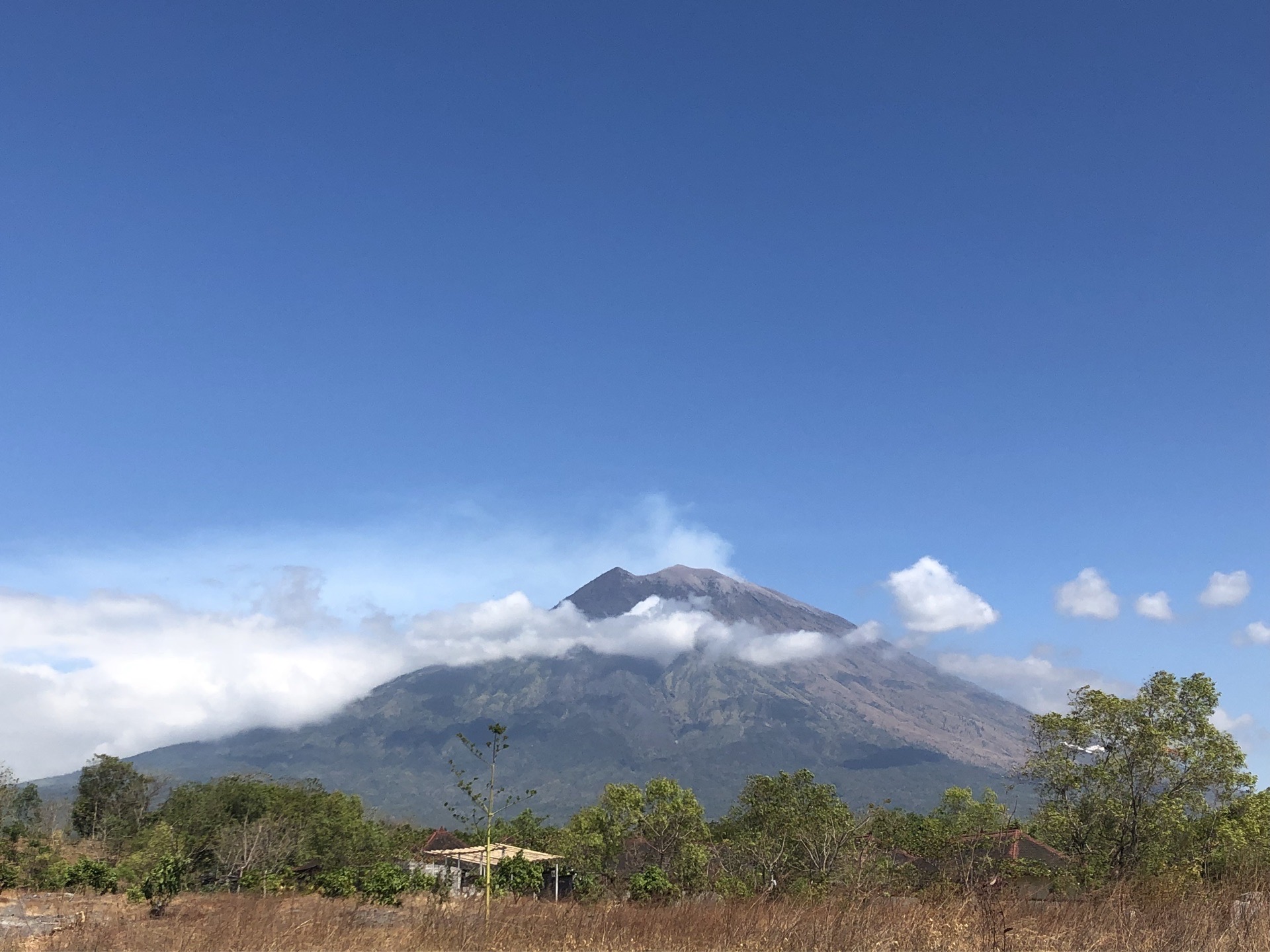 巴厘岛｜“深蓝鸦片”和美丽火山 在巴厘岛，我和小伙伴远远观摩了阿贡火山，乍一看仿佛很像富士山，很美。