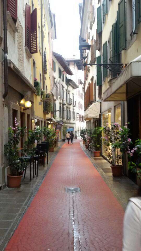 在意大利的小城镇大街小巷走一走！会有意想不到的收获和心得！能够更深入的了解当地的风土人情世故！还有就