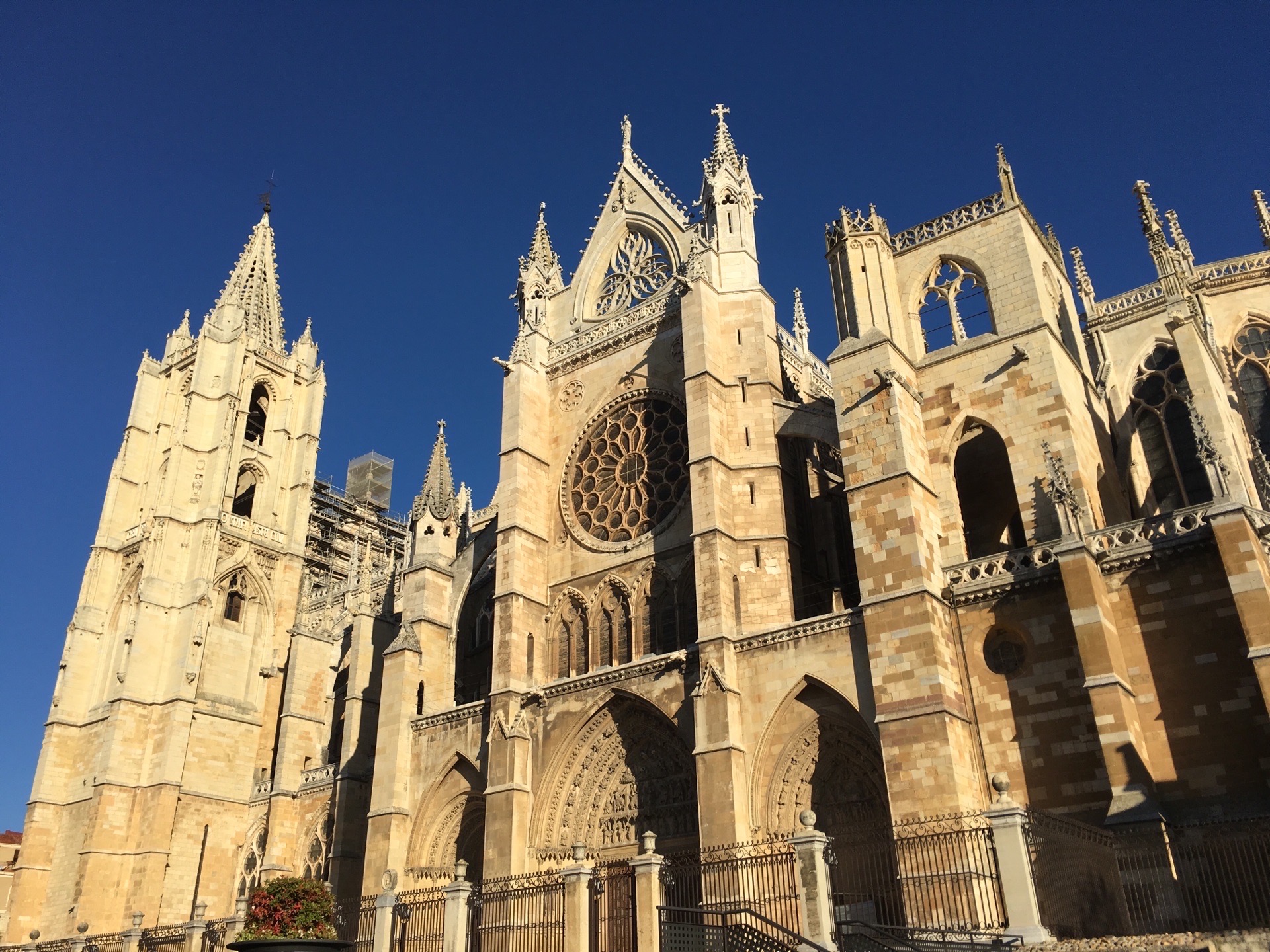 西班牙莱昂大教堂，以其130扇教堂窗户和三扇玫瑰窗而著称，这三扇玫瑰窗堪称大教堂的瑰宝，拥有起源于中