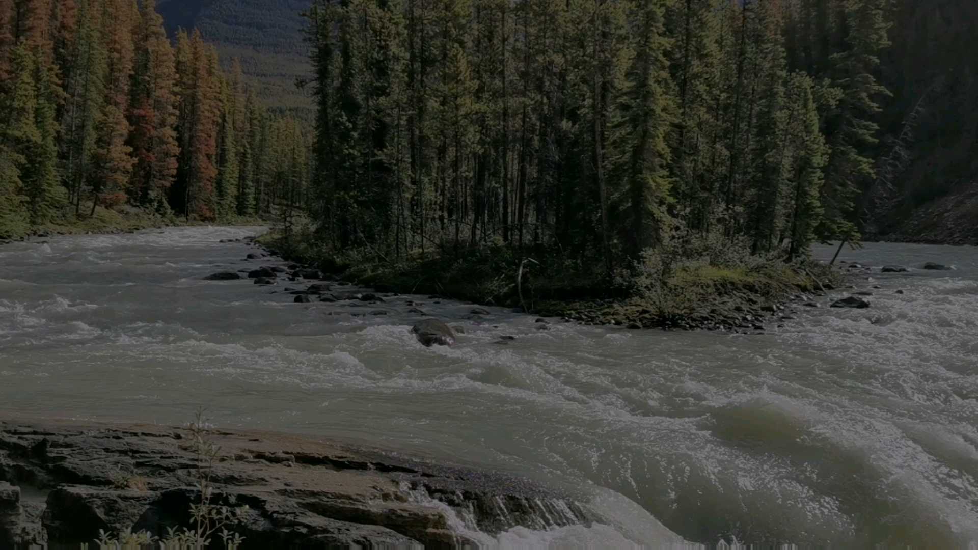 加拿大班夫美丽的山水，令人流连忘返。