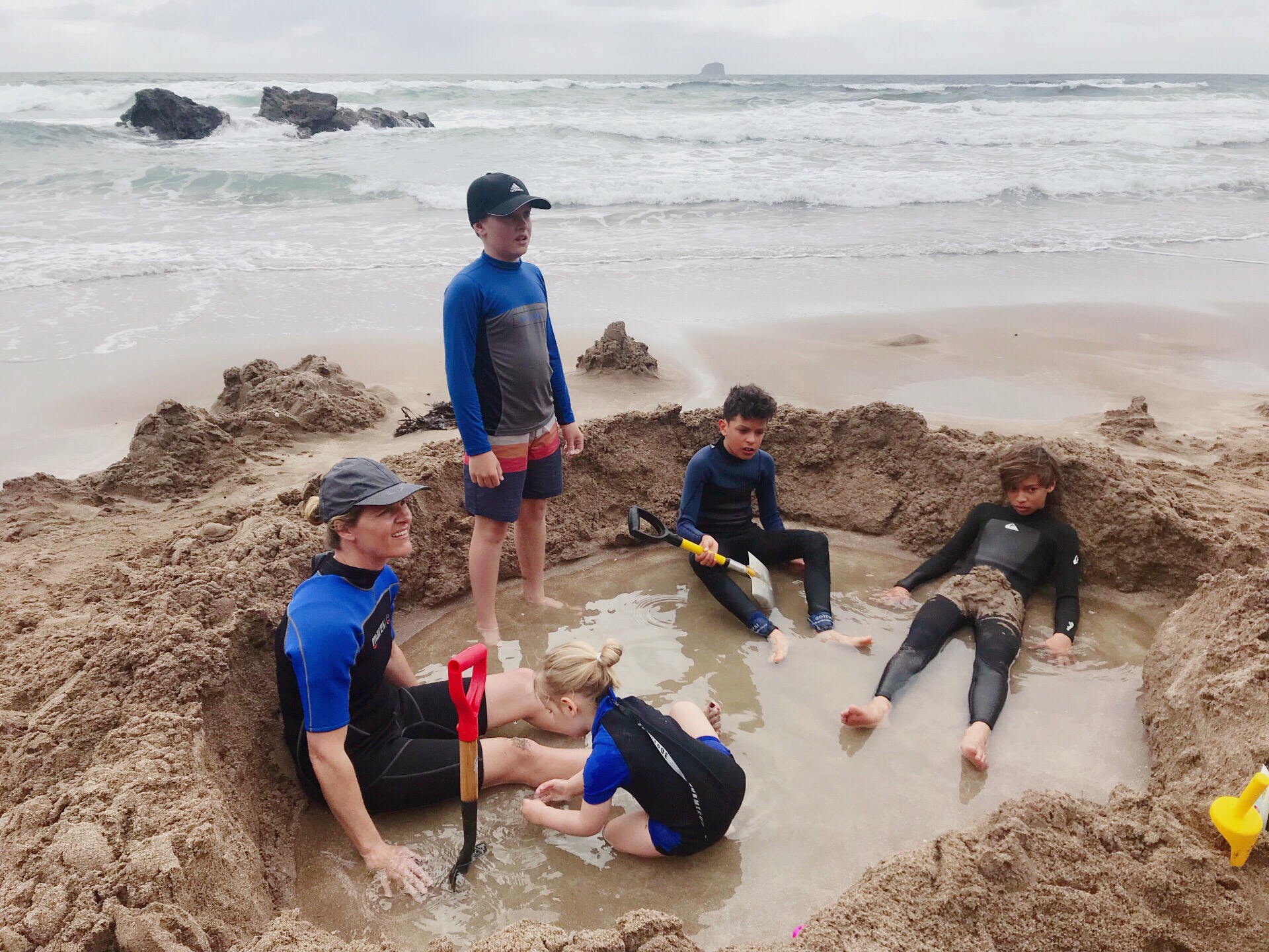 世界著名的热水沙滩体验一把#自己挖坑自己泡#的乐趣，离教堂湾车距不太远，但不是每个坑挖下去都有热水，