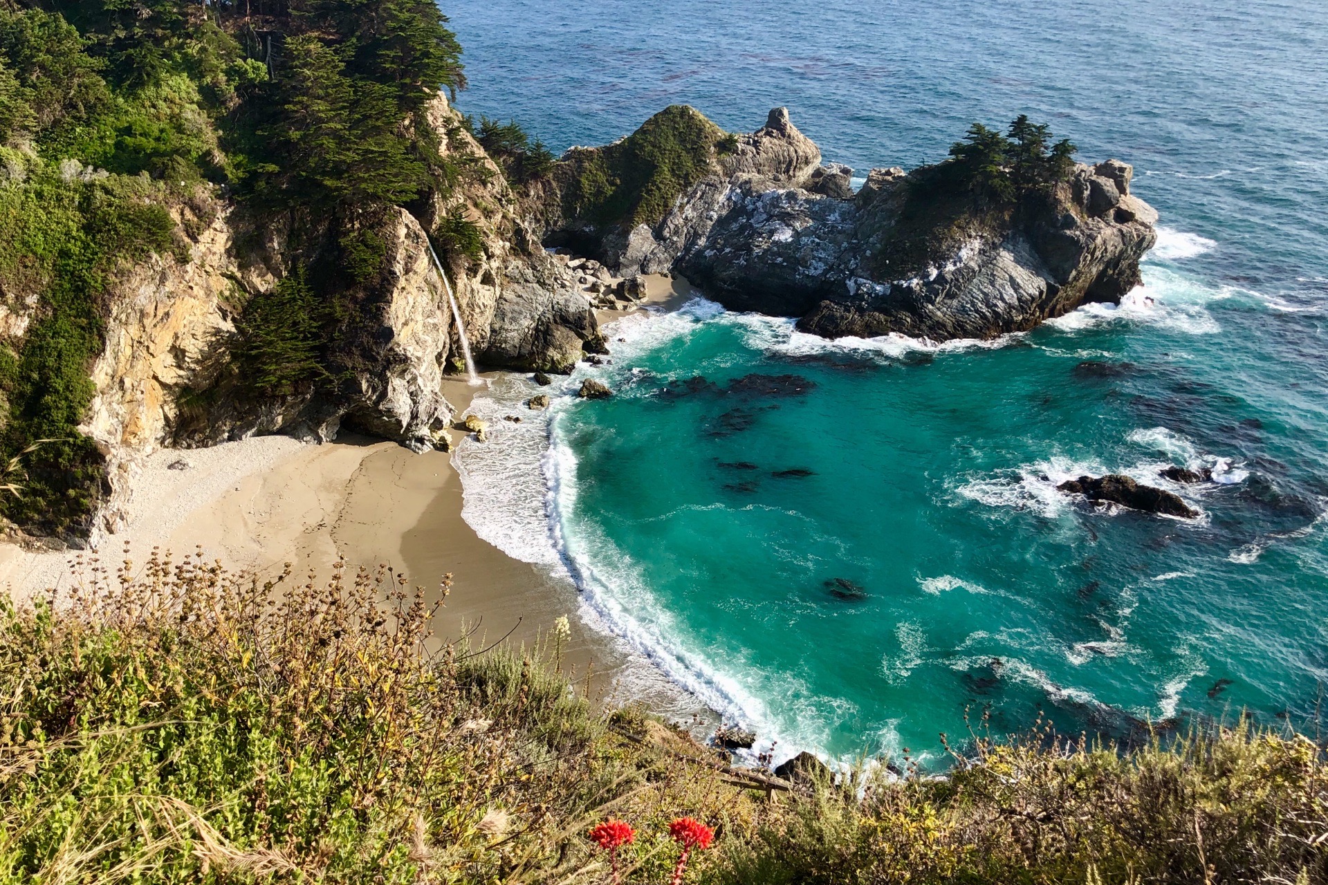 McWay Falls 小湾小滩，加州1号公路沿途实在是太多太多，但唯独这里有一个小瀑布，有画龙点睛