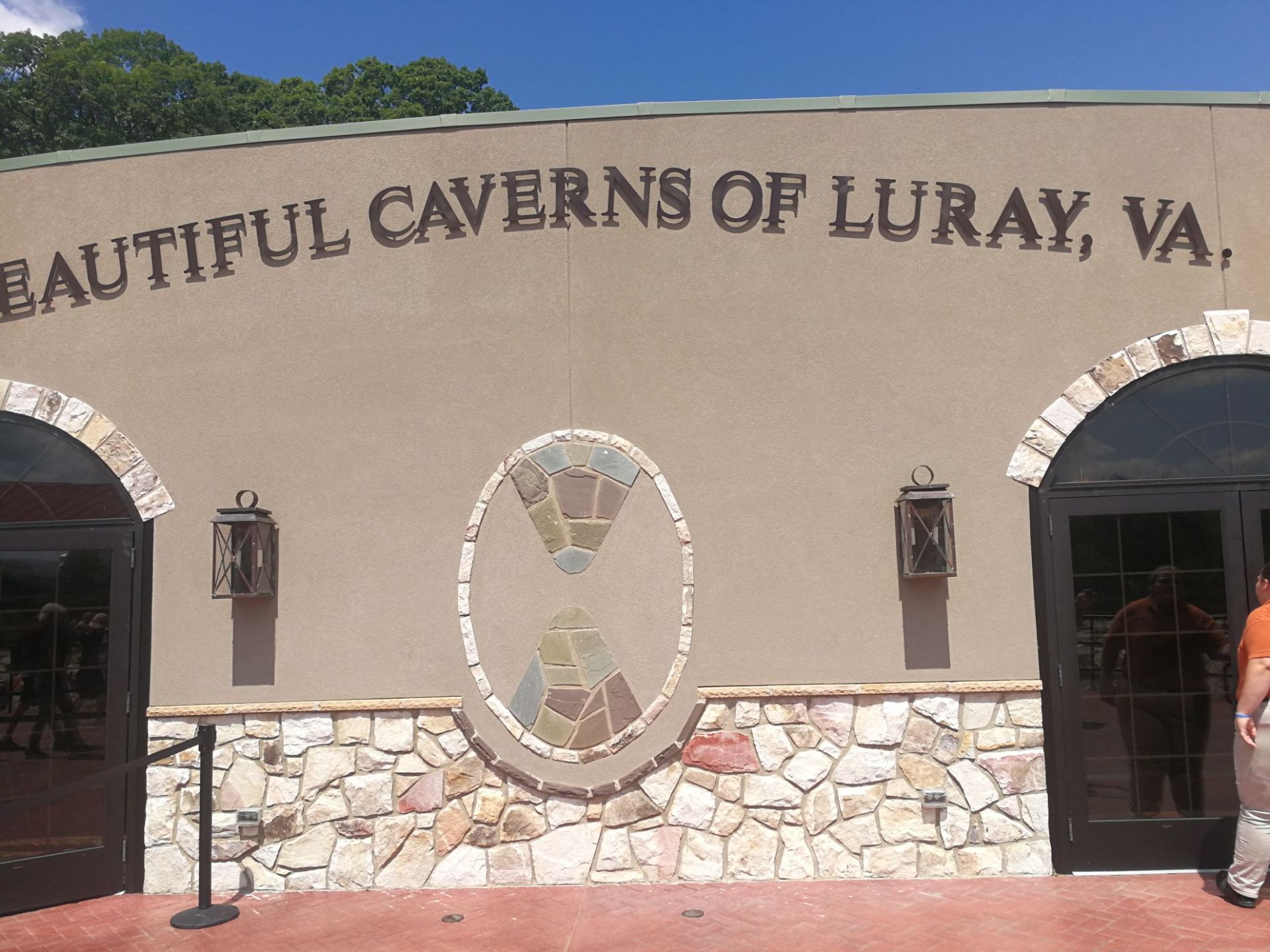 美国东部最大的卢雷钟乳石溶洞，英文名Luray Caverns，卢雷溶洞发现于1878年，在美国维吉
