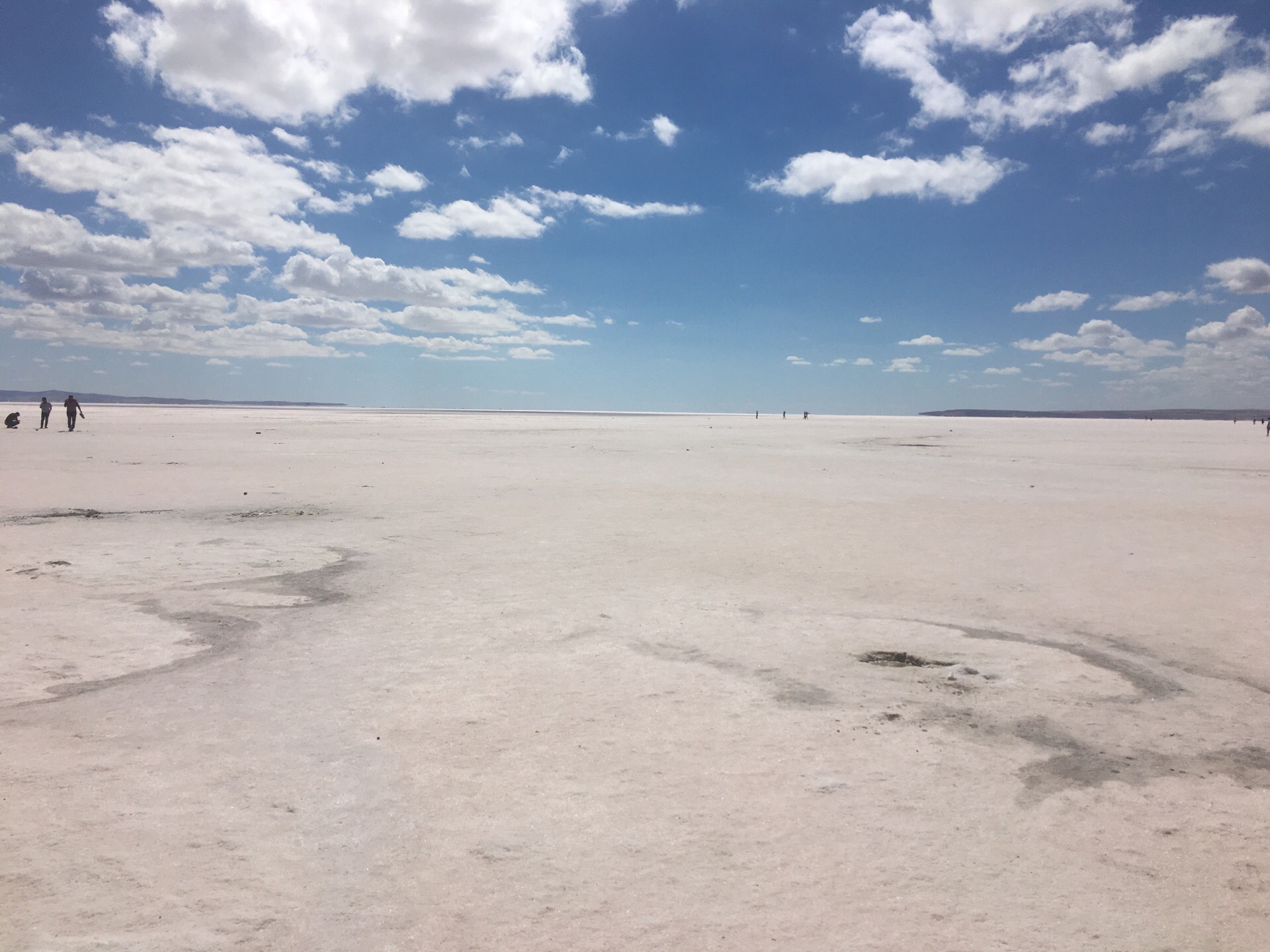 图兹湖，夏季过后，湖床上裸露的大片盐田，在阳光下，折射出耀眼的光芒。洁白的盐田漫无边际的向天际线的尽