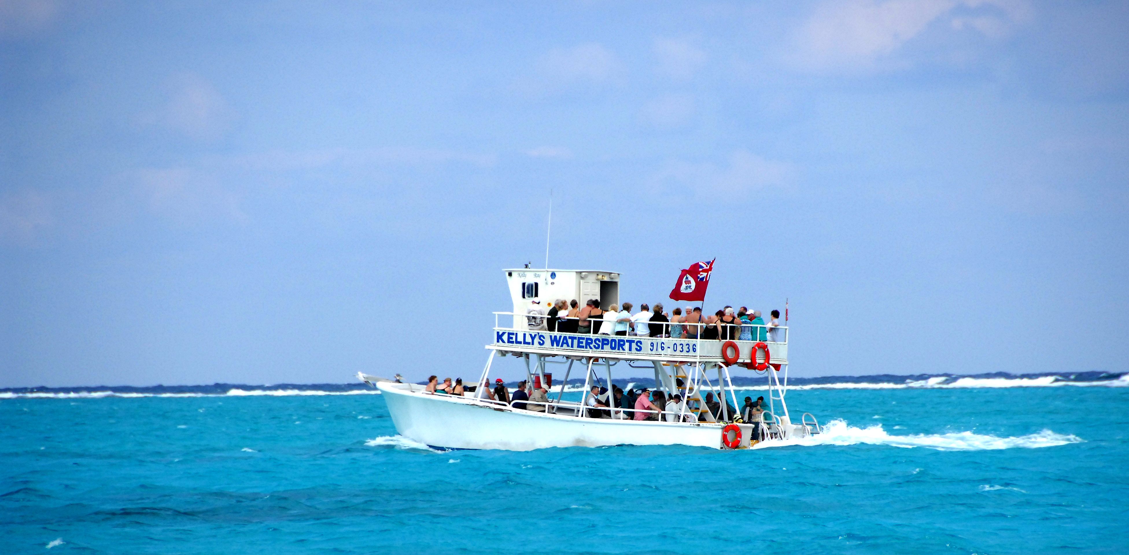 开曼群岛探访魔鬼鱼：  七海里沙滩是加勒比地区最着名的浅潜水地点之一，也是大开曼岛的顶级旅游景点之一