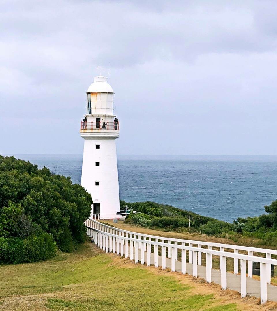 奥特维角灯塔  澳大利亚最古老的灯塔。奥特维角灯塔是大洋路上唯一需要购买门票的景点，它也是澳洲现存最