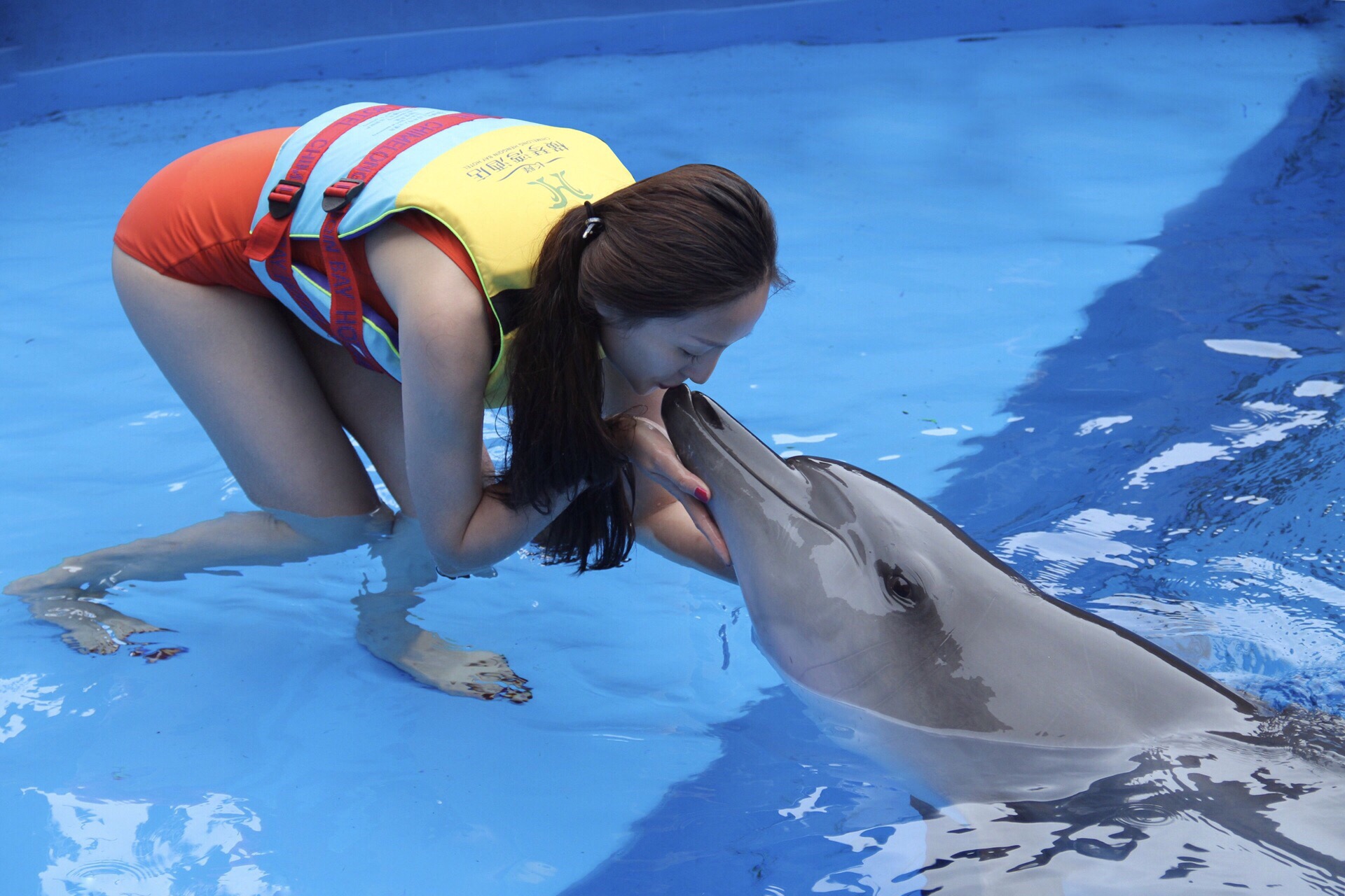 被海豚亲吻🐬和海豚共游 简直不能更完美！ 在珠海玩的时候 住在长隆横琴湾酒店 从住的房间往下看 发现