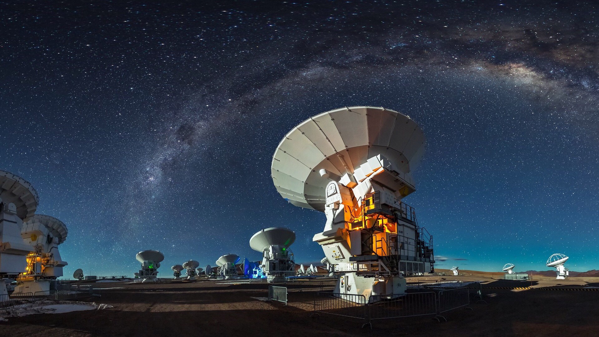 智利的阿塔卡马沙漠，世界天文观测中心，观星爱好者的天堂。智利的阿塔卡马沙漠，因其得天独厚的自然条件，