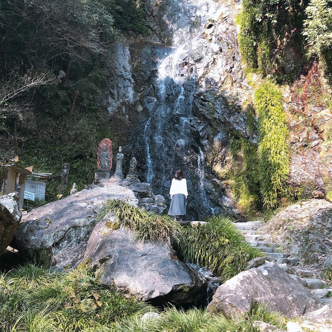 最佳洗肺之地——日本小城市清水の滝 清水の滝是日本有名的好山好水之地，整个县内大大小小的瀑布不计其数
