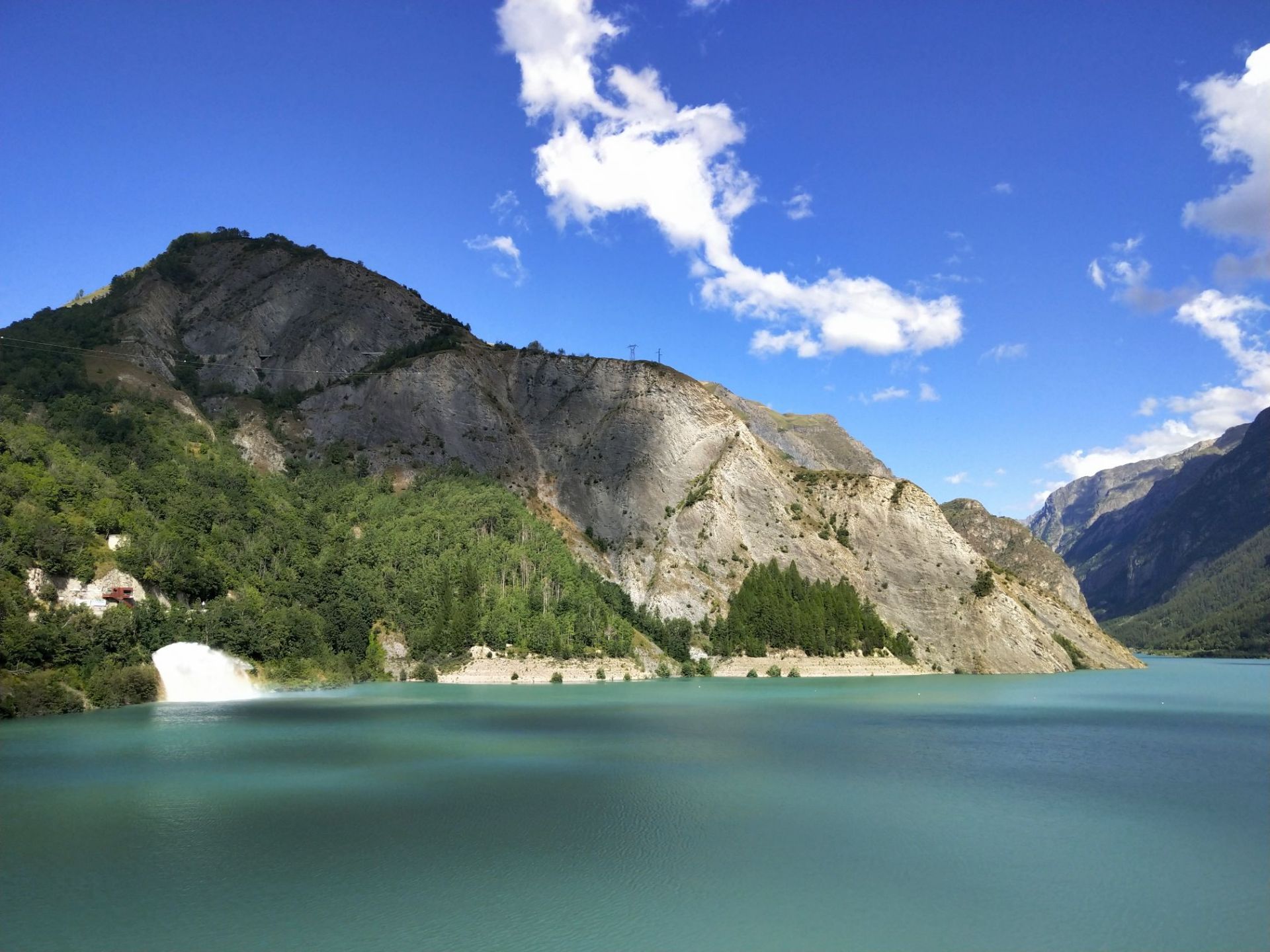 Mizoen和le Freney d'Oisans附近的阿尔卑斯山里的美丽大湖Lac du Cham