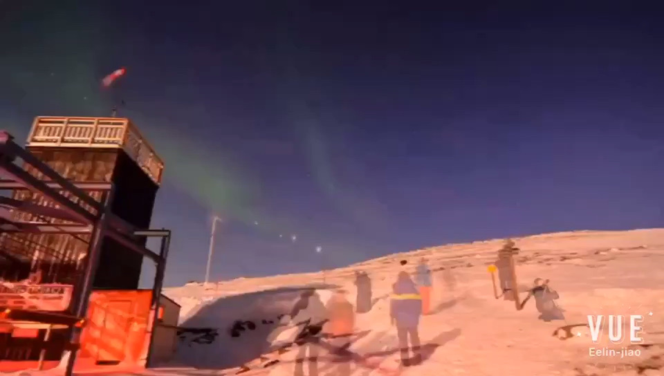 #极光# 阿比斯库极光天空站被誉为世界上最佳极光观测点之一，坐落于 Nuolja 山顶。有一个温馨的