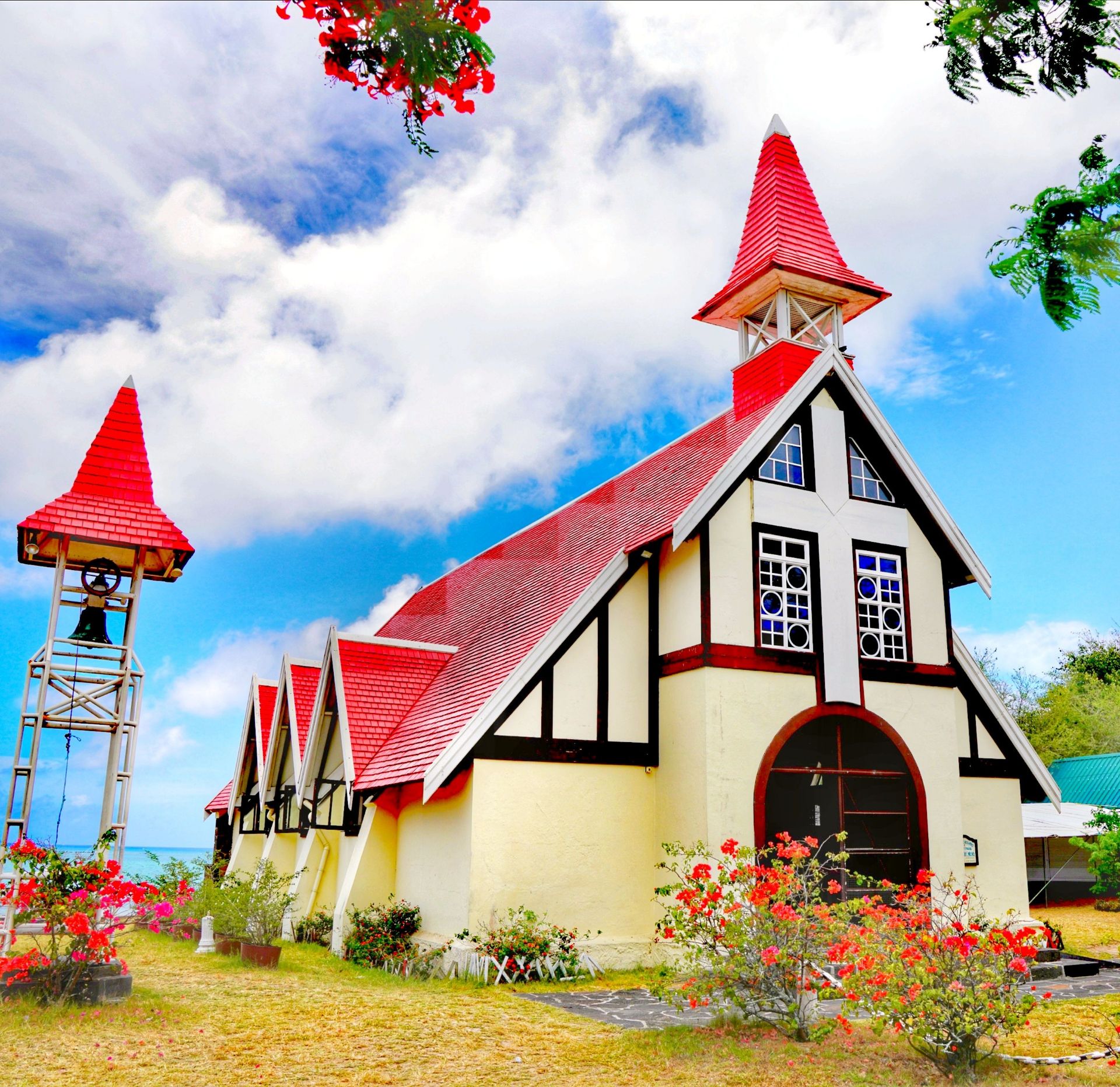 浪漫仙境的红顶教堂——香草四岛国巡航②          世上教堂万万千，帷有红顶不多见。只缘浮在蓝