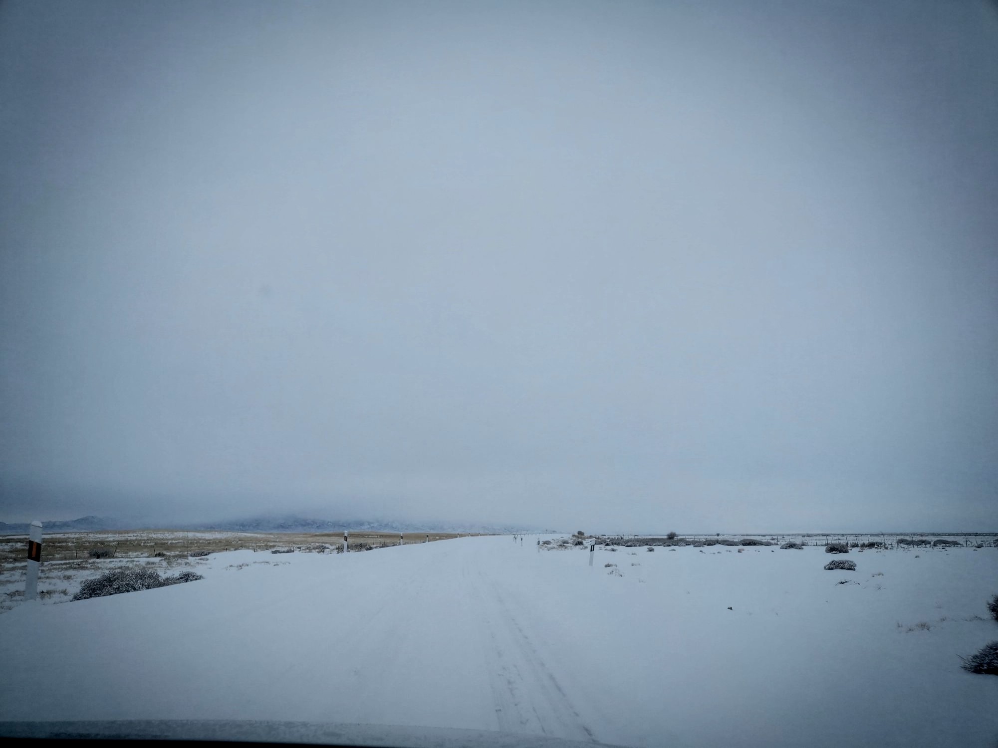 最近几天整个北疆几乎全部下雪，应了伟人的“北国风光，千里冰封”。路不好走，高速封路，低俗结冰。 和布