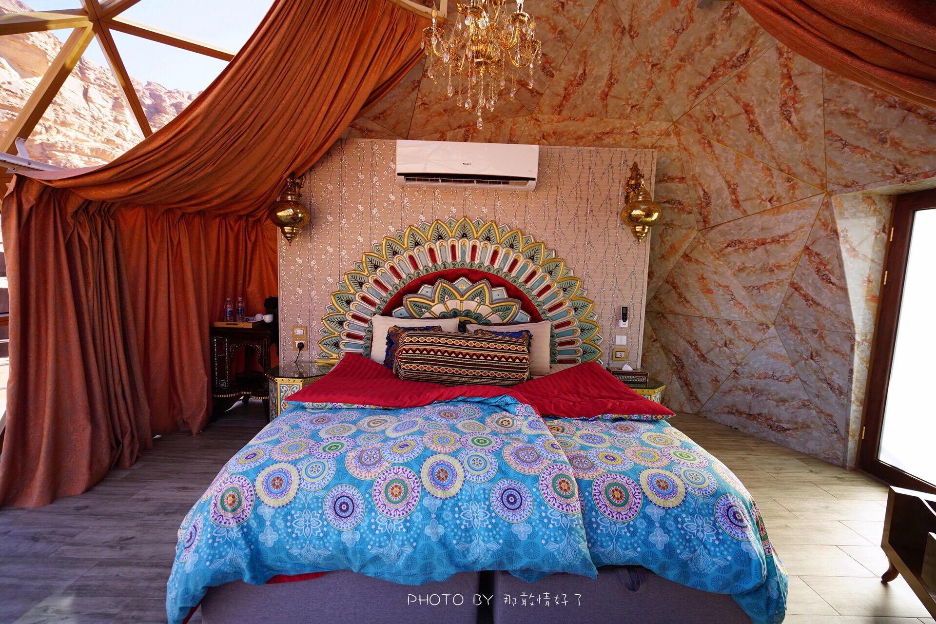 约旦瓦迪拉姆沙漠帐篷酒店，躺着看星看山看世界遗产   🏜️沙漠里的酒店很多，大致分成三个等级，黑白道