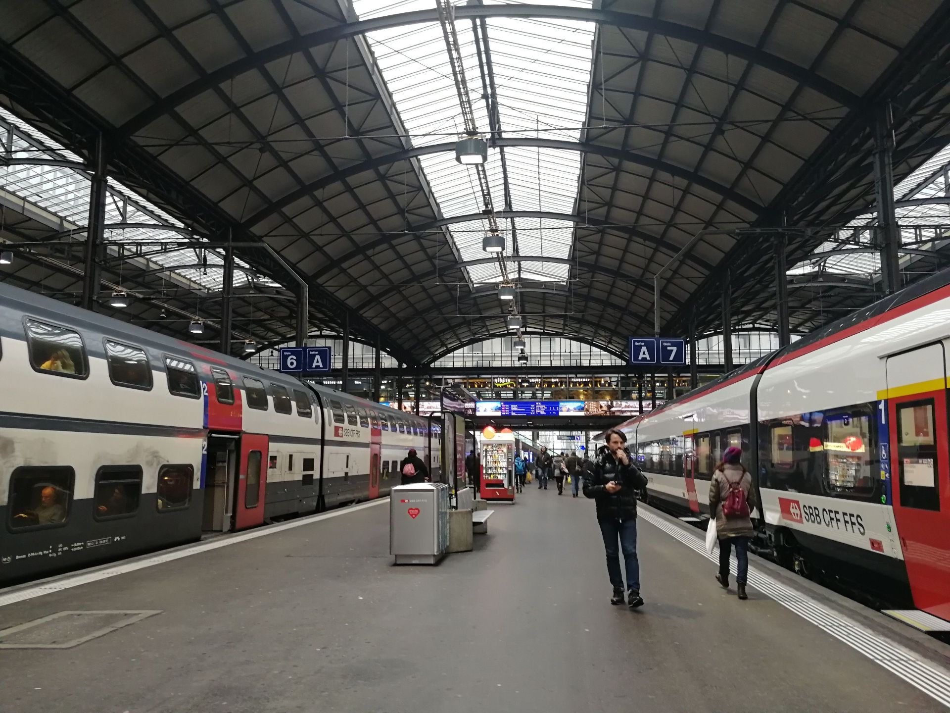 琉森火车站是瑞士的大型中转站之一，车站内有很多月台，不同月台有开往不同城市的车次。车站内很方便，月台