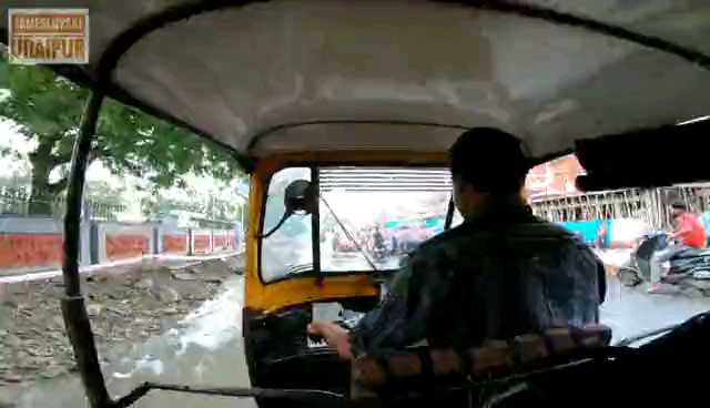 坐上印度突突车，在被誉为白色浪漫小城的乌代布尔穿街走巷，探索不一样的城市风景。  📌小Tips： 在