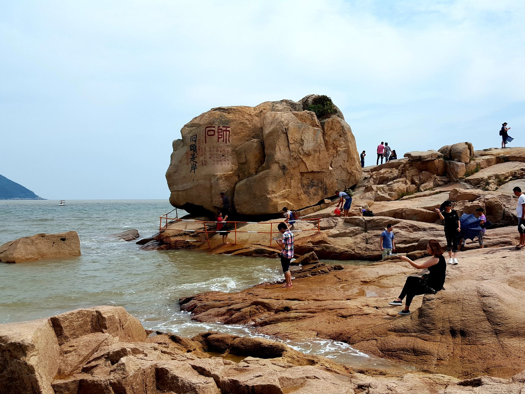 邂逅夏日普陀山 普陀山被誉为海天佛国，以普济、慧济、法雨三大寺院为代表，禅院88座，海滩如热情的双臂