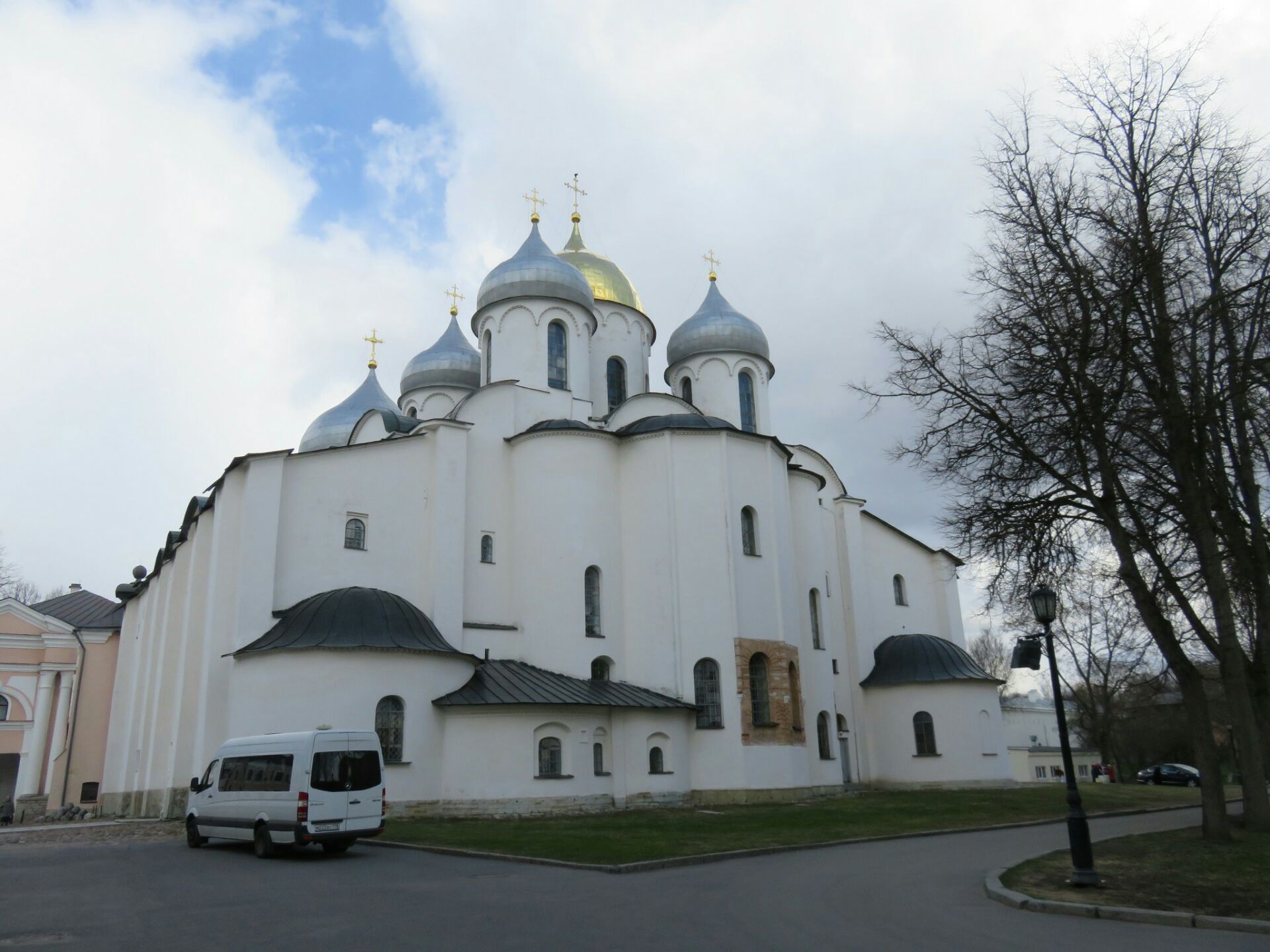 诺夫哥罗德的圣索菲亚大教堂是一座典型的东正教教堂，整座教堂由5个圆形的拱顶构成，中间一个是金黄色的，