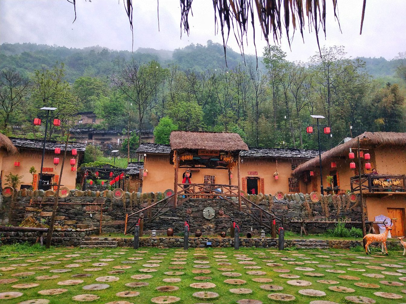 【陕西白河：卡子镇云端农庄陈家大院】暮春时节，晴雨不定。位于陕西省白河县卡子镇的农庄陈家大院在雨雾里