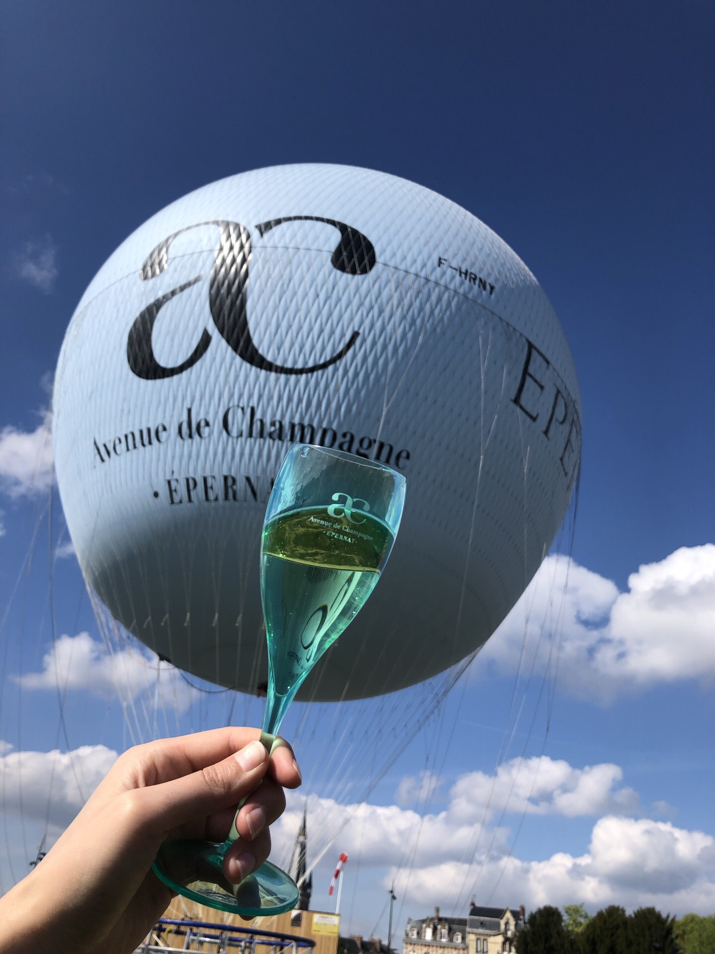 在热气球上喝着香槟纵览香槟区美景，cheers！