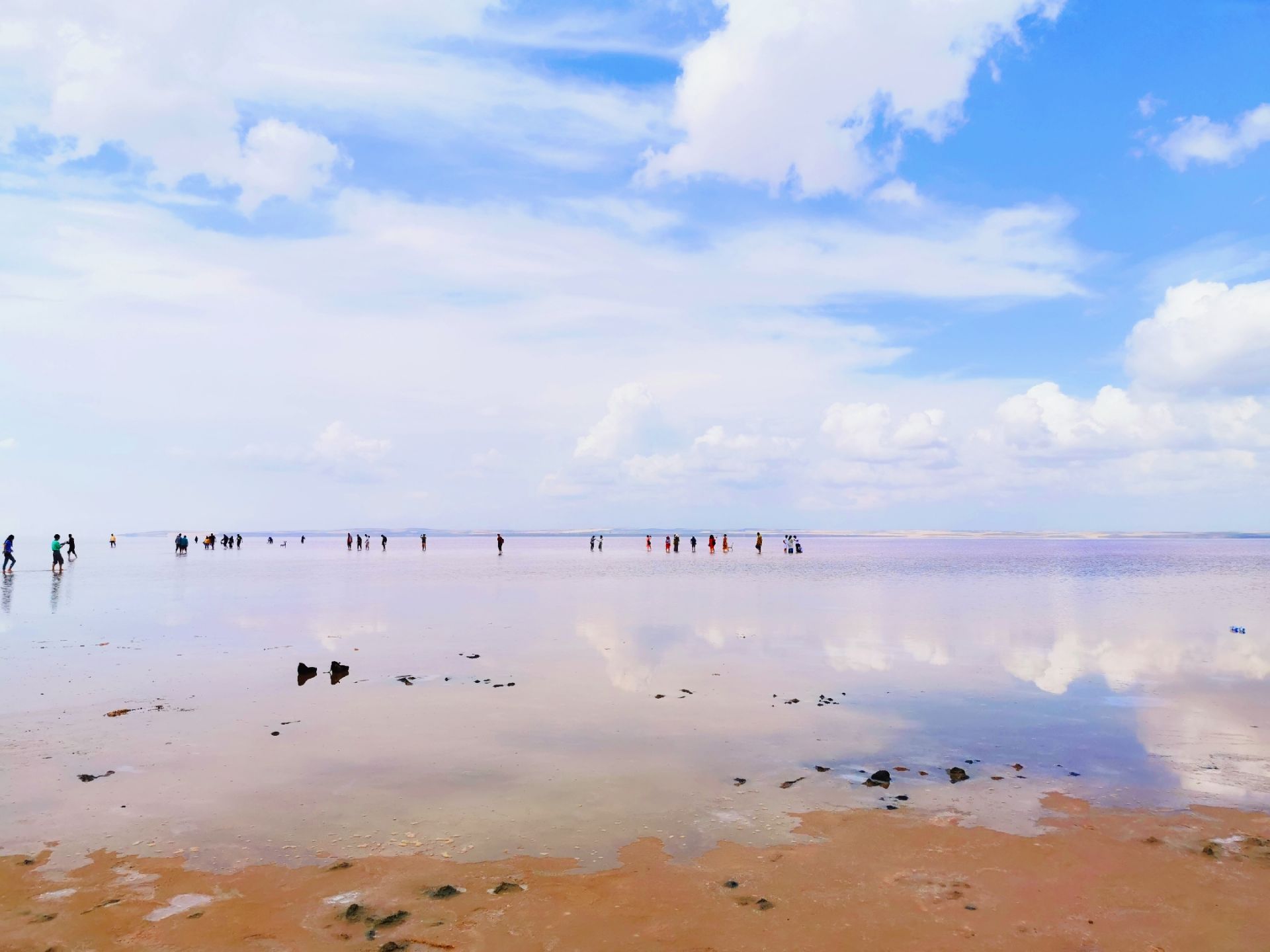 图兹盐湖——土耳其中部的内陆咸水湖，由于面积硕大而平整，表面覆盖浅水，反射率高，尤其是在雨后，湖面像