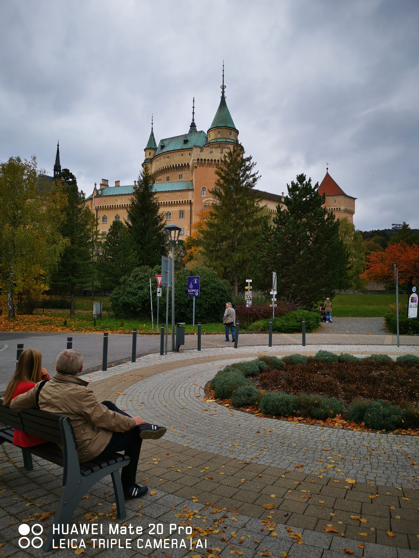 #博伊尼采城堡的美丽传说# 博伊尼采（Bojnice）城堡可以说是全斯洛伐克境内最受欢迎的一座古堡。