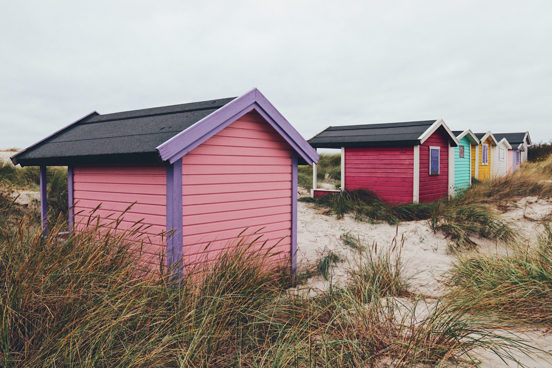 斯卡讷Skanör是瑞典南部最漂亮的海滩之一，长长的白沙滩上有五颜六色的小木屋，深受当地人和从马尔默