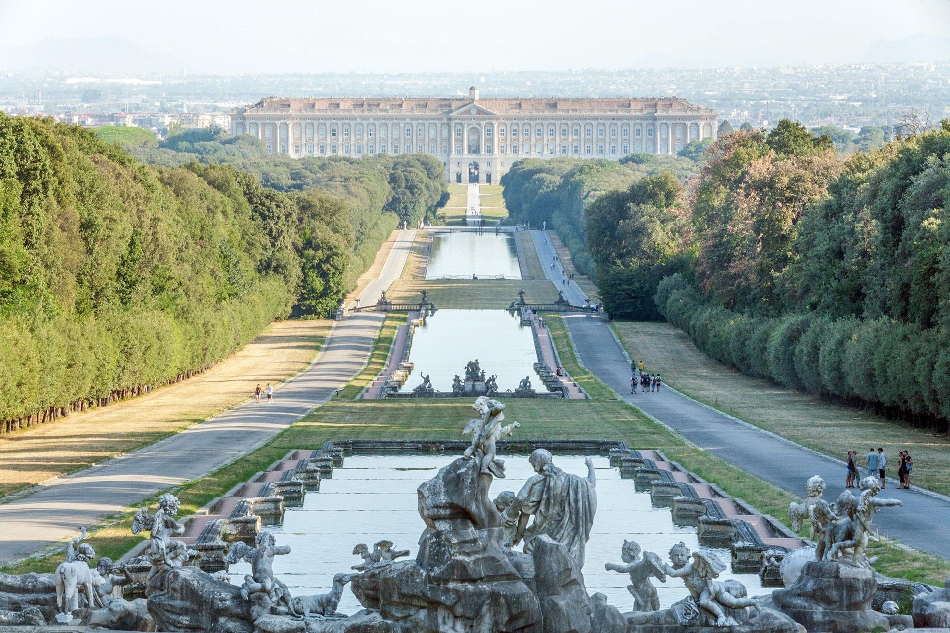卡塞塔王宫和园林位于那不勒斯以北，由意大利18世纪伟大的建筑师路易吉·万维泰利依据波旁家族查理三世的