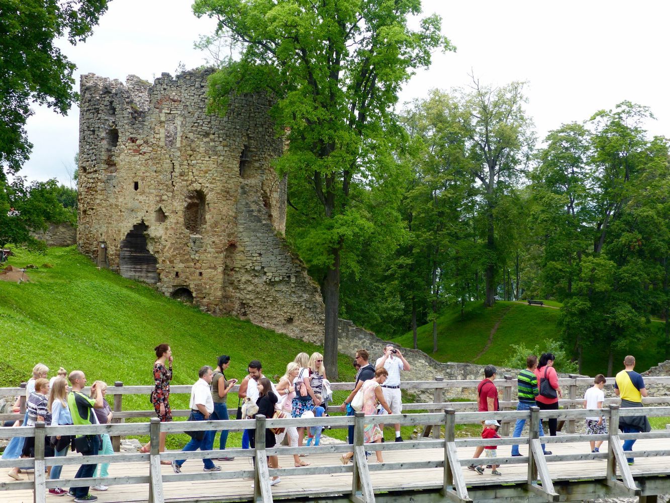 打卡采西斯古城堡与阿拉什公园。