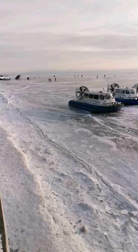 贝加尔湖南端，冰封的湖面，冬季游玩的人们