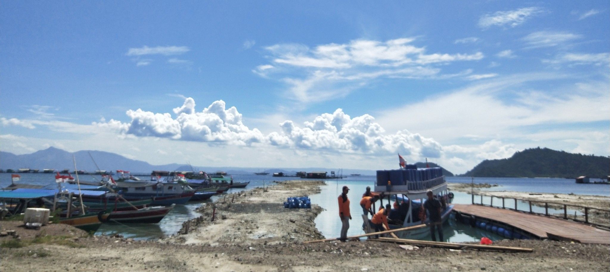 印尼楠榜省! tegal mas 海边 值得大家去关注， 其风景不输于巴厘岛的海边😁 10人一起去，