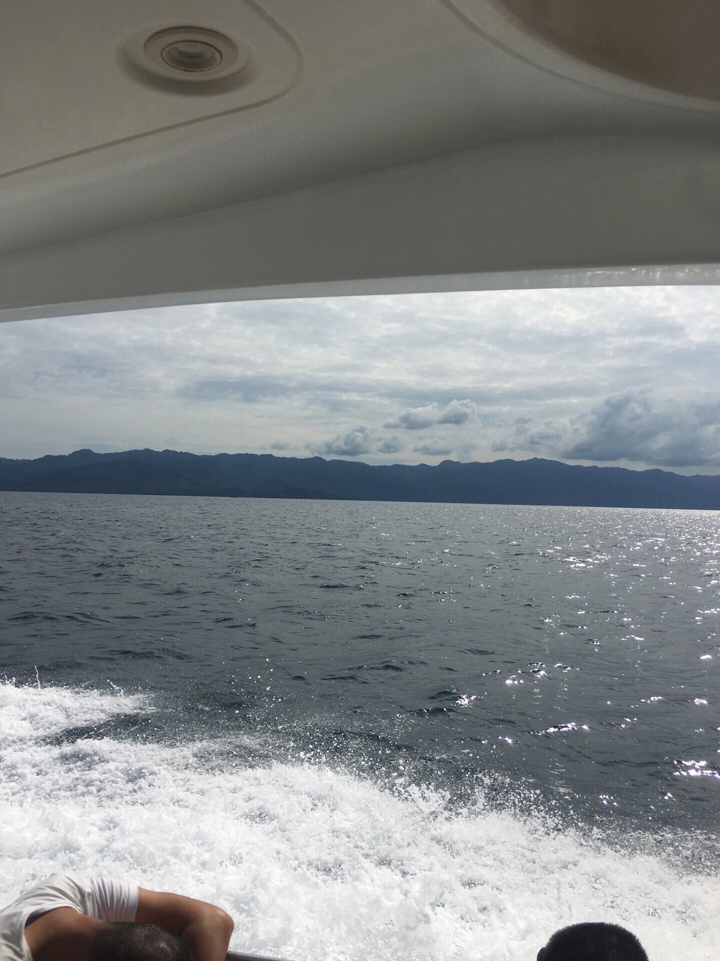 游艇上看印尼苏拉威西岛，海水很干净，赞👍