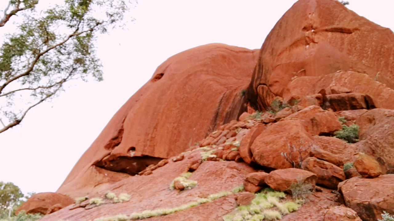澳洲北领地乌鲁鲁。 被澳洲人自豪的称之为澳洲“心脏”的乌鲁鲁也就是这块红色的大石头属实奇特，远看是单
