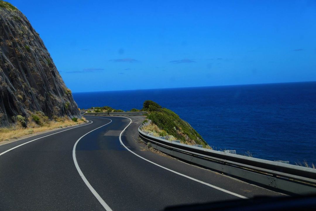 驾车奔驰在大洋路(Great Ocean Rd)上，可以说是一次又一次的惊奇之旅的大组合，沿途几乎不