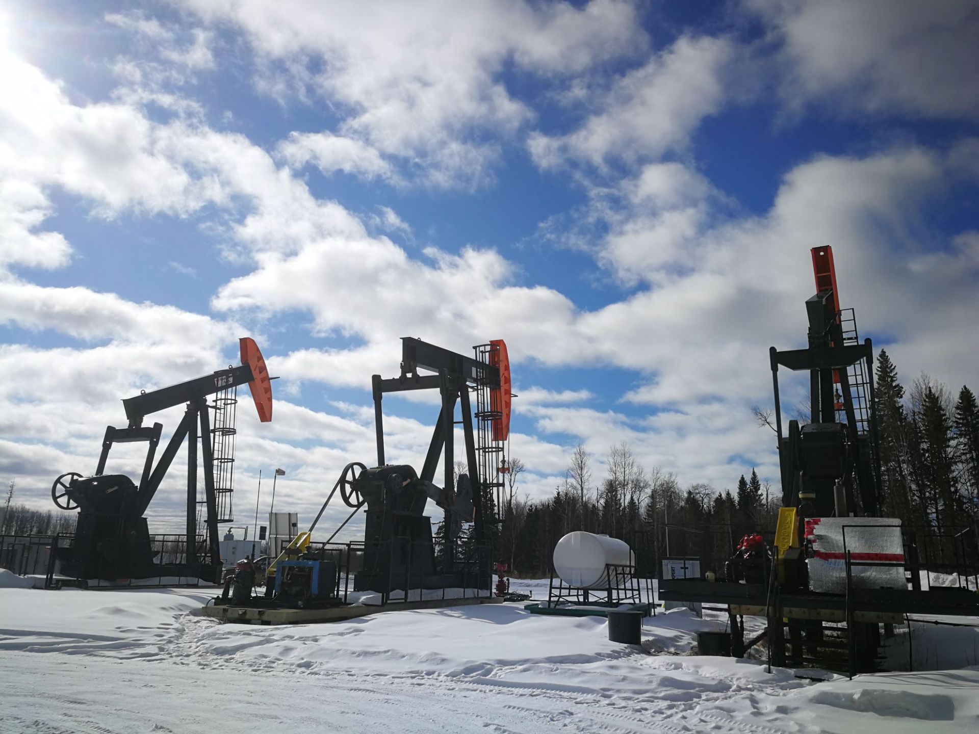 冰天雪地、蓝天白云，风景如画的加拿大油田施工现场。。。